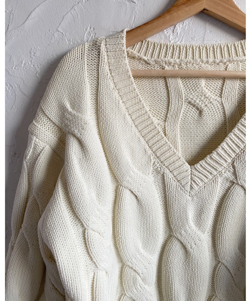 She's Closet(シーズクローゼット)の「オーバーサイズ長袖深Vネックざっくりケーブルニット(ニット/セーター・レディース・ブラウン/チャコール/アイボリー・FREE)」の13枚目の写真