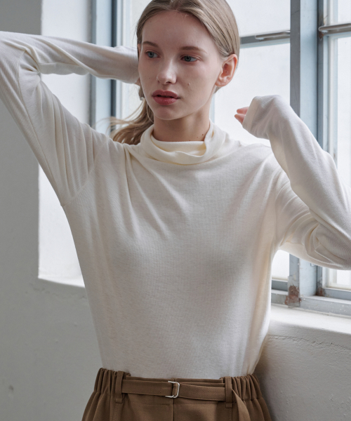 MALOUPE(マロップ)の「5109 テクスチャーロールネックTシャツ (クリーム)(Tシャツ/カットソー・レディース・アイボリー・FREE)」の2枚目の写真
