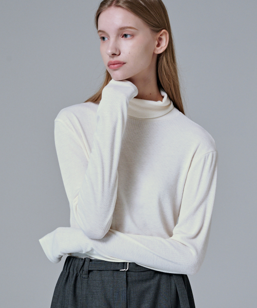 MALOUPE(マロップ)の「5109 テクスチャーロールネックTシャツ (クリーム)(Tシャツ/カットソー・レディース・アイボリー・FREE)」の6枚目の写真