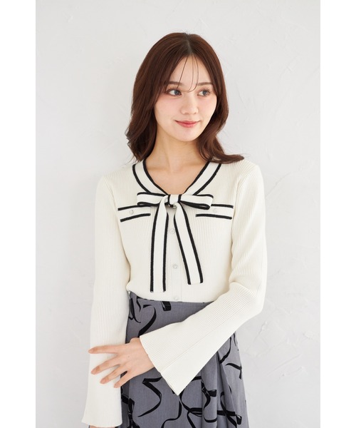 tocco closet(トッコ クローゼット)の「ビジュー飾り釦付きボウタイリボン配色ニットプルオーバー(ニット/セーター・レディース・オフホワイト/ピンク/ラベンダー・M)」の2枚目の写真