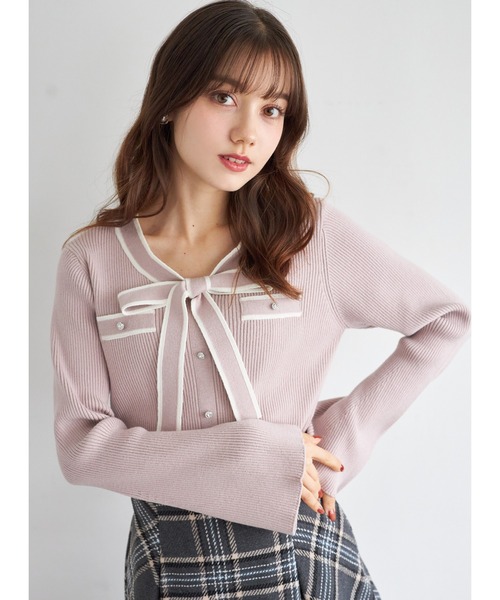 tocco closet(トッコ クローゼット)の「ビジュー飾り釦付きボウタイリボン配色ニットプルオーバー(ニット/セーター・レディース・オフホワイト/ピンク/ラベンダー・M)」の1枚目の写真