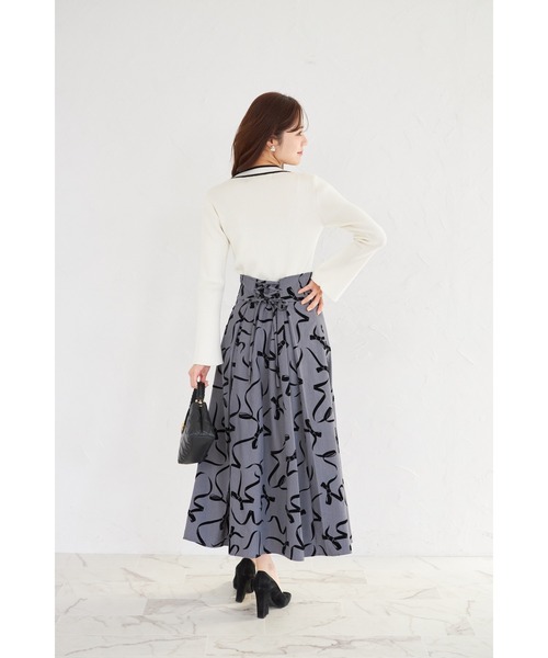 tocco closet(トッコ クローゼット)の「ビジュー飾り釦付きボウタイリボン配色ニットプルオーバー(ニット/セーター・レディース・オフホワイト/ピンク/ラベンダー・M)」の4枚目の写真