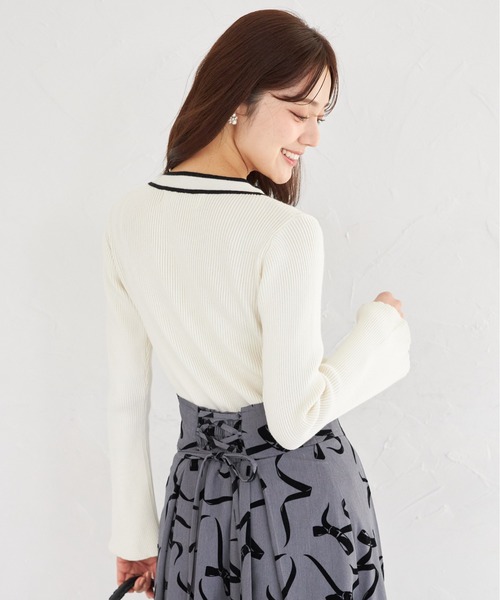 tocco closet(トッコ クローゼット)の「ビジュー飾り釦付きボウタイリボン配色ニットプルオーバー(ニット/セーター・レディース・オフホワイト/ピンク/ラベンダー・M)」の8枚目の写真