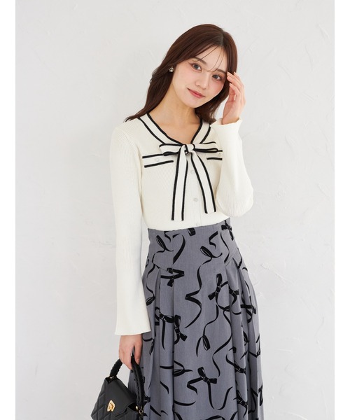 tocco closet(トッコ クローゼット)の「ビジュー飾り釦付きボウタイリボン配色ニットプルオーバー(ニット/セーター・レディース・オフホワイト/ピンク/ラベンダー・M)」の5枚目の写真