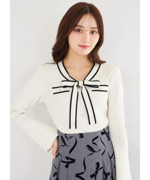 tocco closet(トッコ クローゼット)の「ビジュー飾り釦付きボウタイリボン配色ニットプルオーバー(ニット/セーター・レディース・オフホワイト/ピンク/ラベンダー・M)」の6枚目の写真