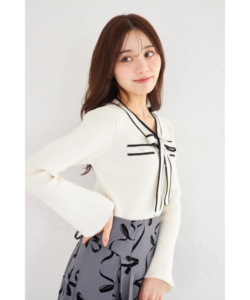 tocco closet(トッコ クローゼット)の「ビジュー飾り釦付きボウタイリボン配色ニットプルオーバー(ニット/セーター・レディース・オフホワイト/ピンク/ラベンダー・M)」の7枚目の写真