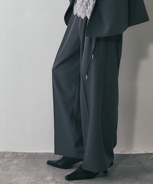 SMILE ORCHID(スマイルオーキッド)の「ツータックスラックスパンツ(スーツパンツ・レディース・グレー×ホワイト/チャコールグレー・FREE)」の2枚目の写真