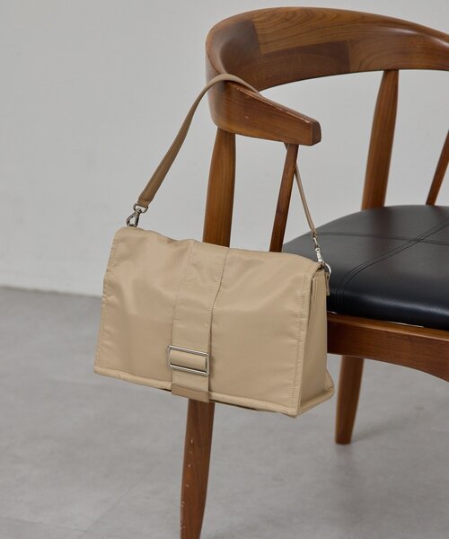 GALLARDAGALANTE（ガリャルダガランテ）の「【2.718】ナイロンフラップショルダー（ショルダーバッグ・レディース・ブラック/ライトベージュ・FREE）」の2枚目の写真