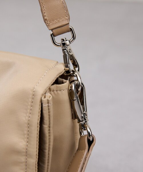 GALLARDAGALANTE（ガリャルダガランテ）の「【2.718】ナイロンフラップショルダー（ショルダーバッグ・レディース・ブラック/ライトベージュ・FREE）」の11枚目の写真
