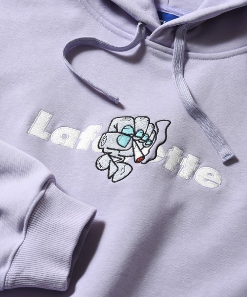 LFYT(エルエフワイティー)の「LFYT ラファイエット【Lafayette】 × レミオ 【REMIO】- ロゴ プルオーバーパーカー ラベンダー 【Lafayette LOGO HOODIE LAVENDER LE260501】(パーカー・メンズ・ラベンダー・LARGE/X-LARGE/SMALL/MEDIUM/XX-LARGE)」の2枚目の写真