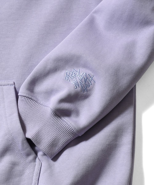 LFYT(エルエフワイティー)の「LFYT ラファイエット【Lafayette】 × レミオ 【REMIO】- ロゴ プルオーバーパーカー ラベンダー 【Lafayette LOGO HOODIE LAVENDER LE260501】(パーカー・メンズ・ラベンダー・LARGE/X-LARGE/SMALL/MEDIUM/XX-LARGE)」の4枚目の写真