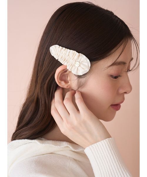 SNIDEL HOME(スナイデルホーム)の「サテンフリルヘアクリップ(ヘアピン・レディース・モカ/ピンク/アイボリー・F)」の2枚目の写真