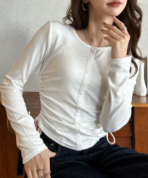 Eclat one(エクラワン)の「【Eclat one】サイドギャザー ドロスト ロングスリーブ カットソー(Tシャツ/カットソー・レディース・ブラック/ホワイト/グレー・FREE)」の2枚目の写真