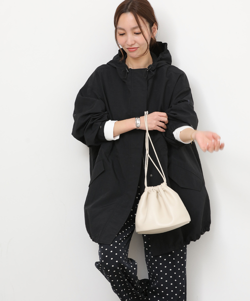 JOURNAL STANDARD relume（ジャーナルスタンダード　レリューム）の「［手洗い可］撥水ナイロンフーディーブルゾン（ナイロンジャケット・レディース・ブラック/ベージュ・FREE）」の4枚目の写真