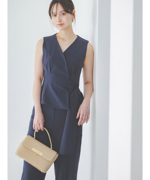 SNIDEL(スナイデル)の「Sustainableペプラムベストトップス(シャツ/ブラウス・レディース・ネイビー/アイボリー/グレー・F)」の1枚目の写真