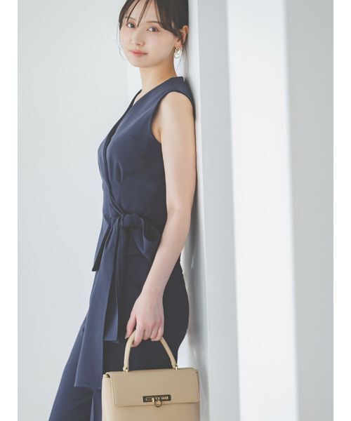 SNIDEL(スナイデル)の「Sustainableペプラムベストトップス(シャツ/ブラウス・レディース・ネイビー/アイボリー/グレー・F)」の5枚目の写真