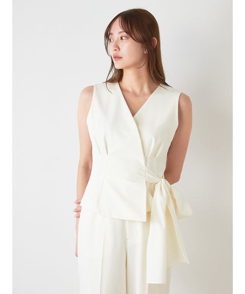 SNIDEL(スナイデル)の「Sustainableペプラムベストトップス(シャツ/ブラウス・レディース・ネイビー/アイボリー/グレー・F)」の6枚目の写真
