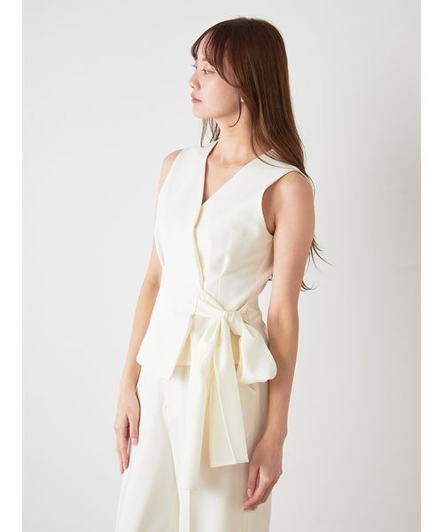 SNIDEL(スナイデル)の「Sustainableペプラムベストトップス(シャツ/ブラウス・レディース・ネイビー/アイボリー/グレー・F)」の8枚目の写真