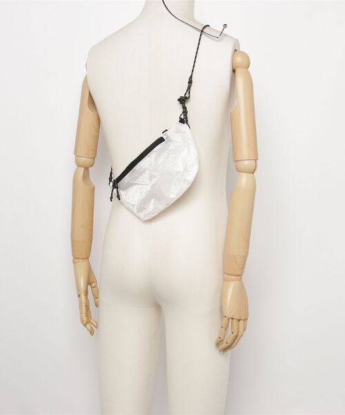 BURLAP OUTFITTER（バーラップアウトフィッター）の「BURLAP OUTFITTER -  CS MINI FANNY PACK（ボディバッグ/ウエストポーチ・メンズ・ホワイト・ONE SIZE）」の5枚目の写真