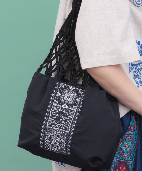 チチカカ（チチカカ）の「Rico メキシコタイル刺繍マクラメバッグ（トートバッグ・レディース・ベージュ/ブラック・FREE）」の2枚目の写真