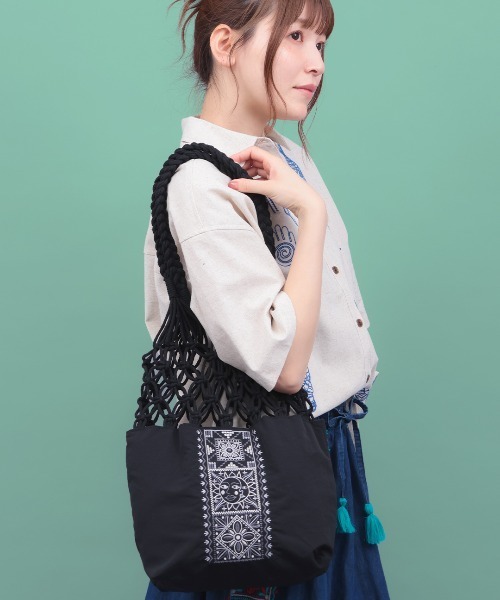 チチカカ（チチカカ）の「Rico メキシコタイル刺繍マクラメバッグ（トートバッグ・レディース・ベージュ/ブラック・FREE）」の4枚目の写真