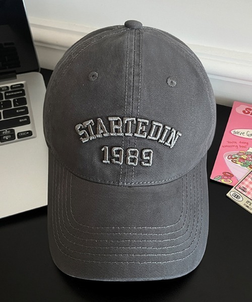 Teem Store（チームストア）の「レタリング刺繍キャップ 小顔効果（キャップ・レディース・ベージュ/グレー/ワイン・F）」の2枚目の写真