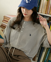 U.S. POLO ASSN.（ユーエスポロアッスン）の「U.S. POLO ASSN. × PUBLUX ユーエスポロアッスン <接触冷感>別注 ヘンリーネック サマーニット 限定展開（ニット/セーター）」