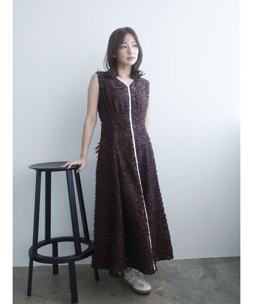 LAGUNAMOON（ラグナムーン）の「カットジャガードパイピングワンピース 【夏服】（ワンピース・レディース・ネイビー/ブラウン/アイボリー・SMALL/MEDIUM）」の2枚目の写真