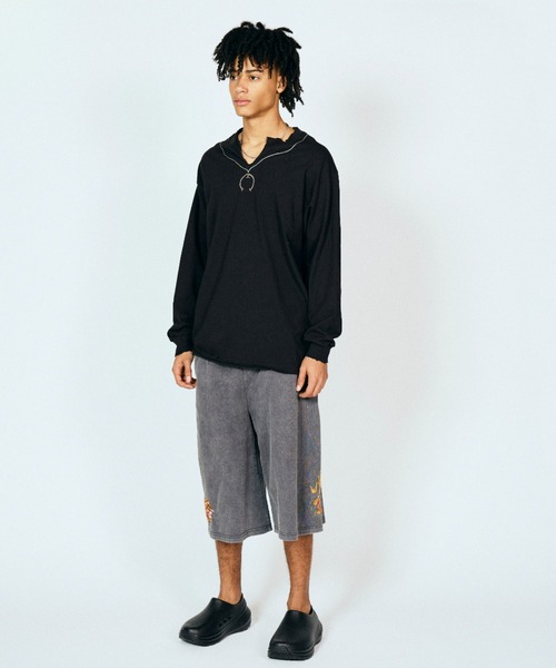 THRIFTY LOOK（スリフティールック）の「TRIFTY LOOK スリフティルック / NAJA PENDANT EMB LS TEE（Tシャツ/カットソー・メンズ・ホワイト/ブラック・MEDIUM/LARGE/X-LARGE）」の3枚目の写真