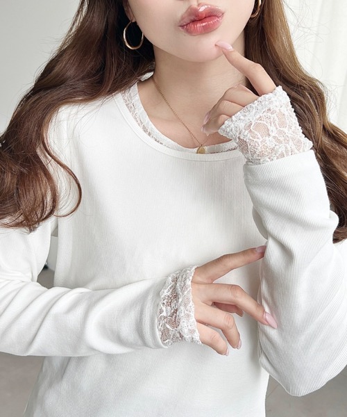moment+(モーメントプラス)の「クルーネックレースレイヤード長袖カットソー(無地+レース2枚セット)(Tシャツ/カットソー・レディース・レッド/ピンク/オフホワイト/杢グレー/ブルー/イエロー/ネイビー/ブラック・M)」の2枚目の写真