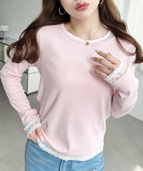 moment+(モーメントプラス)の「クルーネックレースレイヤード長袖カットソー(無地+レース2枚セット)(Tシャツ/カットソー・レディース・レッド/ピンク/オフホワイト/杢グレー/ブルー/イエロー/ネイビー/ブラック・M)」の1枚目の写真