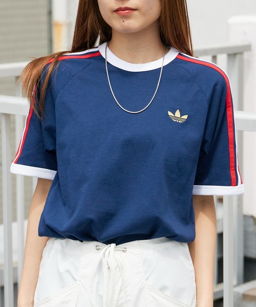青いストライプVネックTシャツ adidas（アディダス）の「adidas/アディダス 3-STRIPS TEE ラグラン