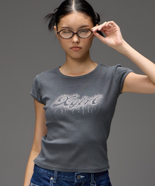 X-girl（エックスガール）の「FADED DROP RHINESTONE LOGO S/S BABY TEE（Tシャツ/カットソー・レディース・ブラック/ブラウン/ピンク・S/M）」の19枚目の写真