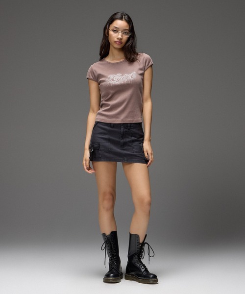 X-girl（エックスガール）の「FADED DROP RHINESTONE LOGO S/S BABY TEE（Tシャツ/カットソー・レディース・ブラック/ブラウン/ピンク・S/M）」の16枚目の写真