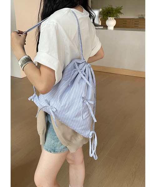Chiina(チーナ)の「Chiina / リボン付きストライプ柄ナップサック(バックパック/リュック・レディース・ブルー/ホワイト・FREE)」の4枚目の写真