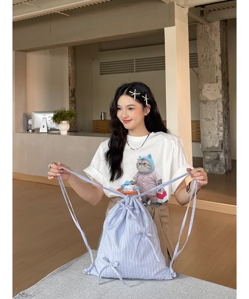 Chiina(チーナ)の「Chiina / リボン付きストライプ柄ナップサック(バックパック/リュック・レディース・ブルー/ホワイト・FREE)」の6枚目の写真