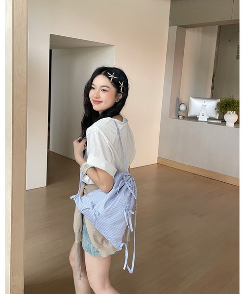 Chiina(チーナ)の「Chiina / リボン付きストライプ柄ナップサック(バックパック/リュック・レディース・ブルー/ホワイト・FREE)」の7枚目の写真