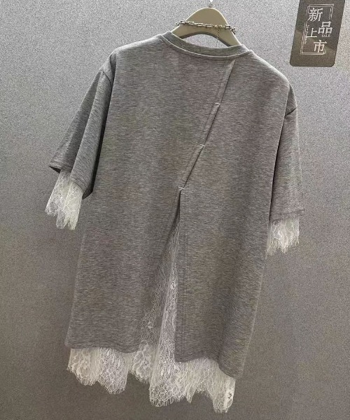 LUCPY(ラクピー)の「レースレイヤード風オーバーサイズTシャツ(Tシャツ/カットソー・レディース・ホワイト/グレー/ブラック・X-LARGE/LARGE)」の4枚目の写真