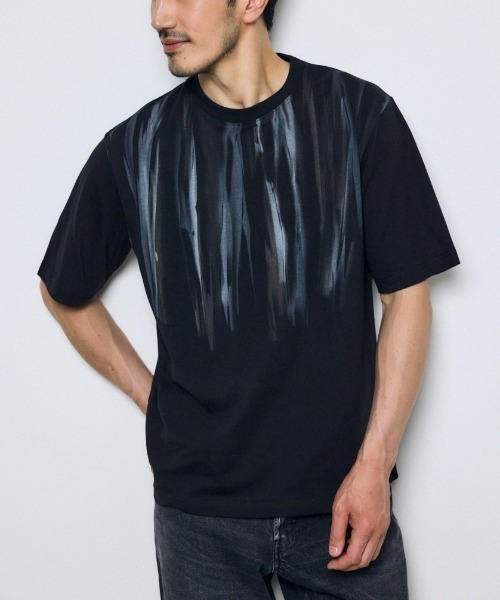 AZUL by moussy(アズールバイマウジー)の「【大人の抜け感】ランダムペイントトップス 半袖 春服 夏服 秋服 3サイズ展開(Tシャツ/カットソー・メンズ・ホワイト系その他/ベージュ系その他/ブラック系その他/ブルー系その他3・LARGE/MEDIUM/SMALL)」の2枚目の写真