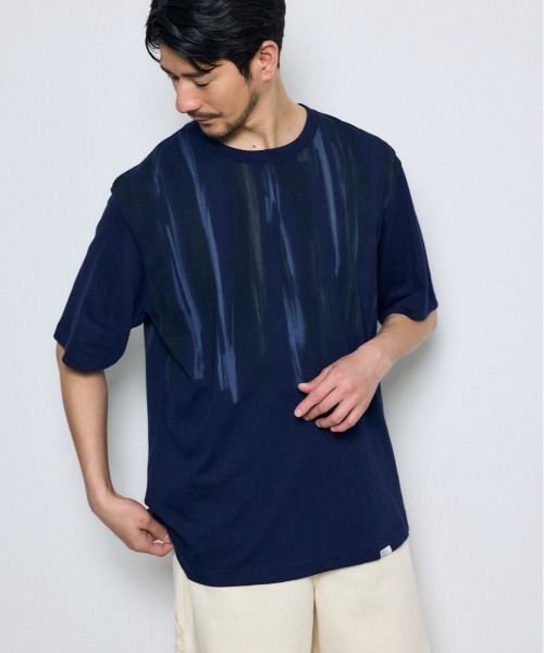 AZUL by moussy(アズールバイマウジー)の「【大人の抜け感】ランダムペイントトップス 半袖 春服 夏服 秋服 3サイズ展開(Tシャツ/カットソー・メンズ・ホワイト系その他/ベージュ系その他/ブラック系その他/ブルー系その他3・LARGE/MEDIUM/SMALL)」の4枚目の写真