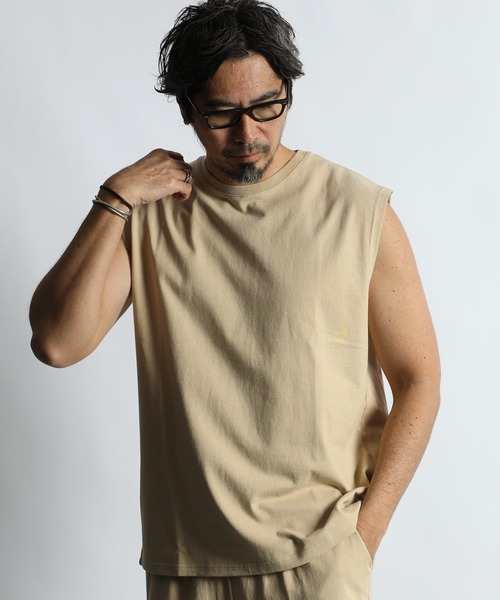 The DUFFER of ST.GEORGE（ザダファーオブセントジョージ）の「8oz HEAVY WEIGHT COTTON NO-SLEEVE TEE：セットアップ対応 ヘビーウェイト ノースリーブTシャツ/ 厚手Tシャツ / 透けない / 肉厚/ レイヤード（タンクトップ・メンズ・オフホワイト/スミクロ/ベージュ/ネイビー・MEDIUM/X-LARGE/LARGE）」の3枚目の写真