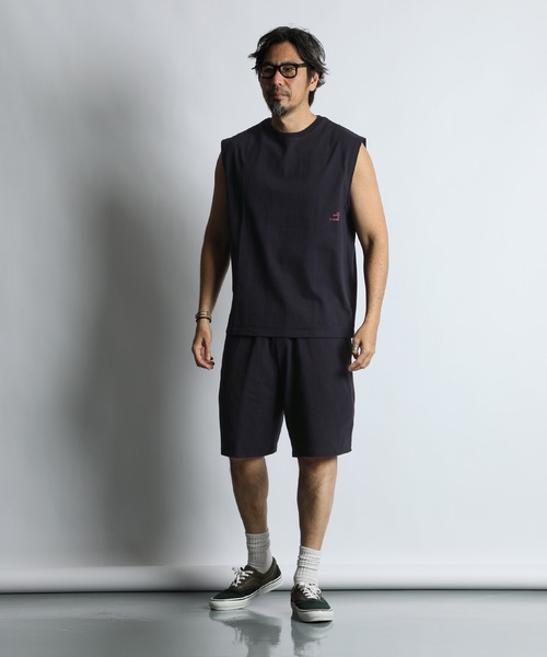 The DUFFER of ST.GEORGE（ザダファーオブセントジョージ）の「8oz HEAVY WEIGHT COTTON NO-SLEEVE TEE：セットアップ対応 ヘビーウェイト ノースリーブTシャツ/ 厚手Tシャツ / 透けない / 肉厚/ レイヤード（タンクトップ・メンズ・オフホワイト/スミクロ/ベージュ/ネイビー・MEDIUM/X-LARGE/LARGE）」の18枚目の写真