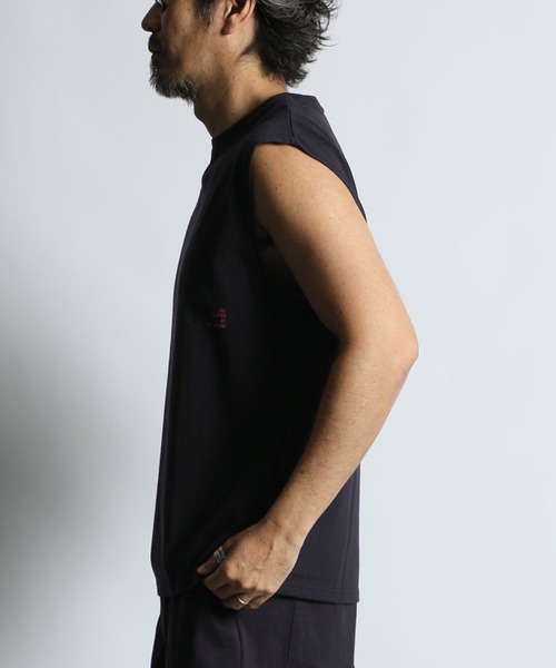 The DUFFER of ST.GEORGE（ザダファーオブセントジョージ）の「8oz HEAVY WEIGHT COTTON NO-SLEEVE TEE：セットアップ対応 ヘビーウェイト ノースリーブTシャツ/ 厚手Tシャツ / 透けない / 肉厚/ レイヤード（タンクトップ・メンズ・オフホワイト/スミクロ/ベージュ/ネイビー・MEDIUM/X-LARGE/LARGE）」の19枚目の写真