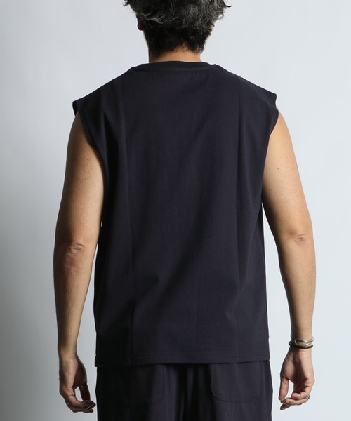 The DUFFER of ST.GEORGE（ザダファーオブセントジョージ）の「8oz HEAVY WEIGHT COTTON NO-SLEEVE TEE：セットアップ対応 ヘビーウェイト ノースリーブTシャツ/ 厚手Tシャツ / 透けない / 肉厚/ レイヤード（タンクトップ・メンズ・オフホワイト/スミクロ/ベージュ/ネイビー・MEDIUM/X-LARGE/LARGE）」の20枚目の写真