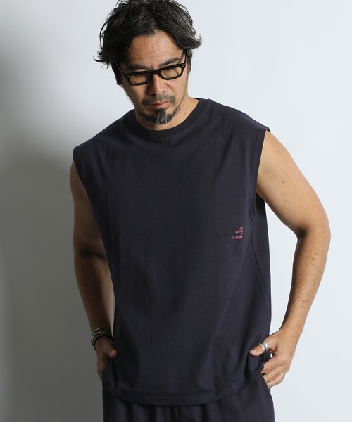 The DUFFER of ST.GEORGE（ザダファーオブセントジョージ）の「8oz HEAVY WEIGHT COTTON NO-SLEEVE TEE：セットアップ対応 ヘビーウェイト ノースリーブTシャツ/ 厚手Tシャツ / 透けない / 肉厚/ レイヤード（タンクトップ・メンズ・オフホワイト/スミクロ/ベージュ/ネイビー・MEDIUM/X-LARGE/LARGE）」の17枚目の写真