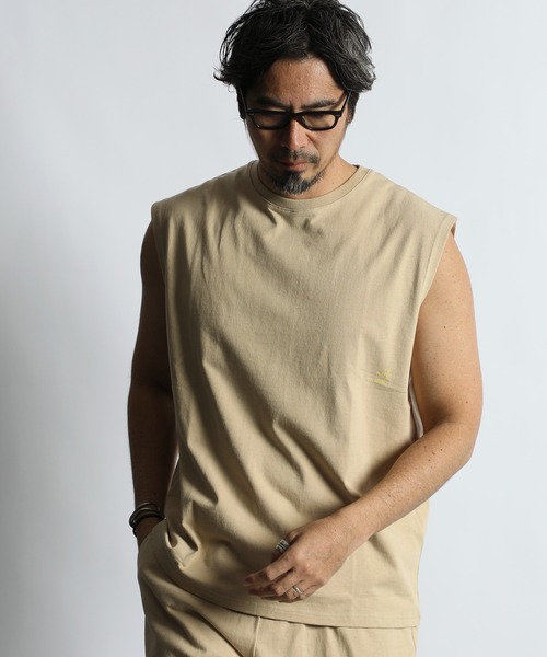 The DUFFER of ST.GEORGE（ザダファーオブセントジョージ）の「8oz HEAVY WEIGHT COTTON NO-SLEEVE TEE：セットアップ対応 ヘビーウェイト ノースリーブTシャツ/ 厚手Tシャツ / 透けない / 肉厚/ レイヤード（タンクトップ・メンズ・オフホワイト/スミクロ/ベージュ/ネイビー・MEDIUM/X-LARGE/LARGE）」の15枚目の写真