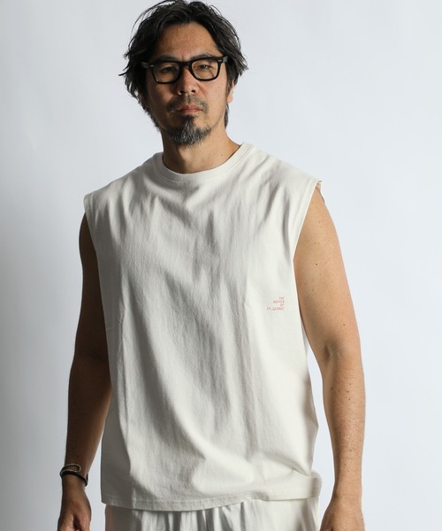 The DUFFER of ST.GEORGE（ザダファーオブセントジョージ）の「8oz HEAVY WEIGHT COTTON NO-SLEEVE TEE：セットアップ対応 ヘビーウェイト ノースリーブTシャツ/ 厚手Tシャツ / 透けない / 肉厚/ レイヤード（タンクトップ・メンズ・オフホワイト/スミクロ/ベージュ/ネイビー・MEDIUM/X-LARGE/LARGE）」の21枚目の写真