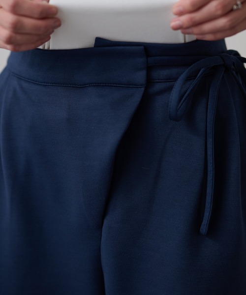 DAYRA（デイラ）の「ラップ リボン ストレッチ テーパード パンツ（その他パンツ・レディース・ブラック/ネイビー・155/160/165）」の3枚目の写真