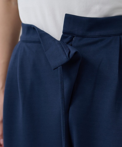 DAYRA（デイラ）の「ラップ リボン ストレッチ テーパード パンツ（その他パンツ・レディース・ブラック/ネイビー・155/160/165）」の4枚目の写真