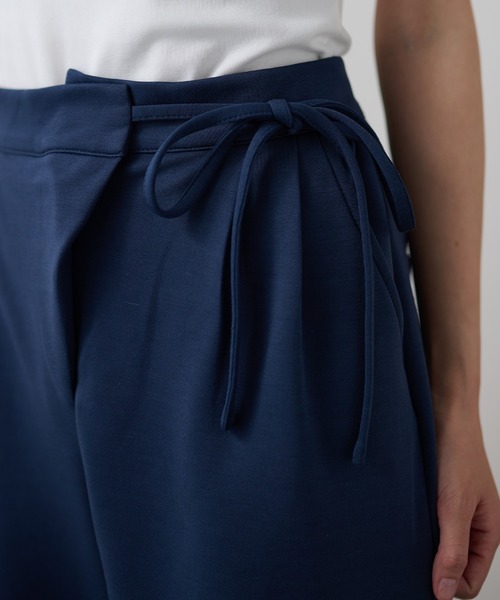 DAYRA（デイラ）の「ラップ リボン ストレッチ テーパード パンツ（その他パンツ・レディース・ブラック/ネイビー・155/160/165）」の5枚目の写真